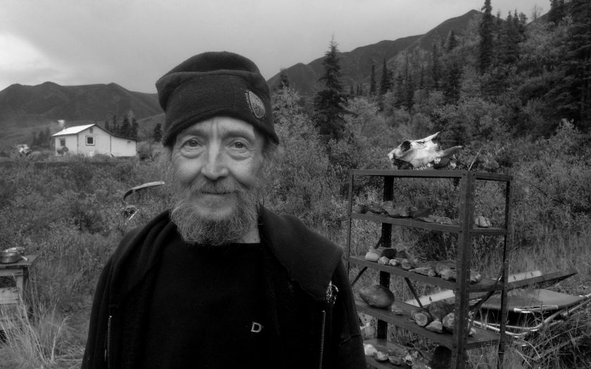 George vor seiner Cabin in Alaska
